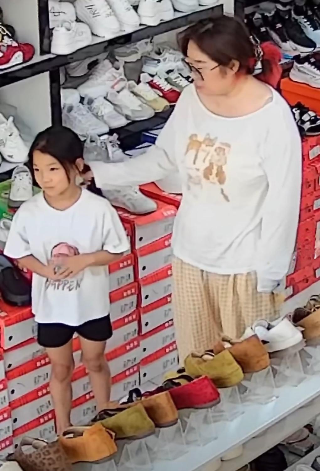 山西稷山一家鞋店里，来了一位特殊的小顾客，看着年纪小小的她，攥着钱迟迟不肯松手，