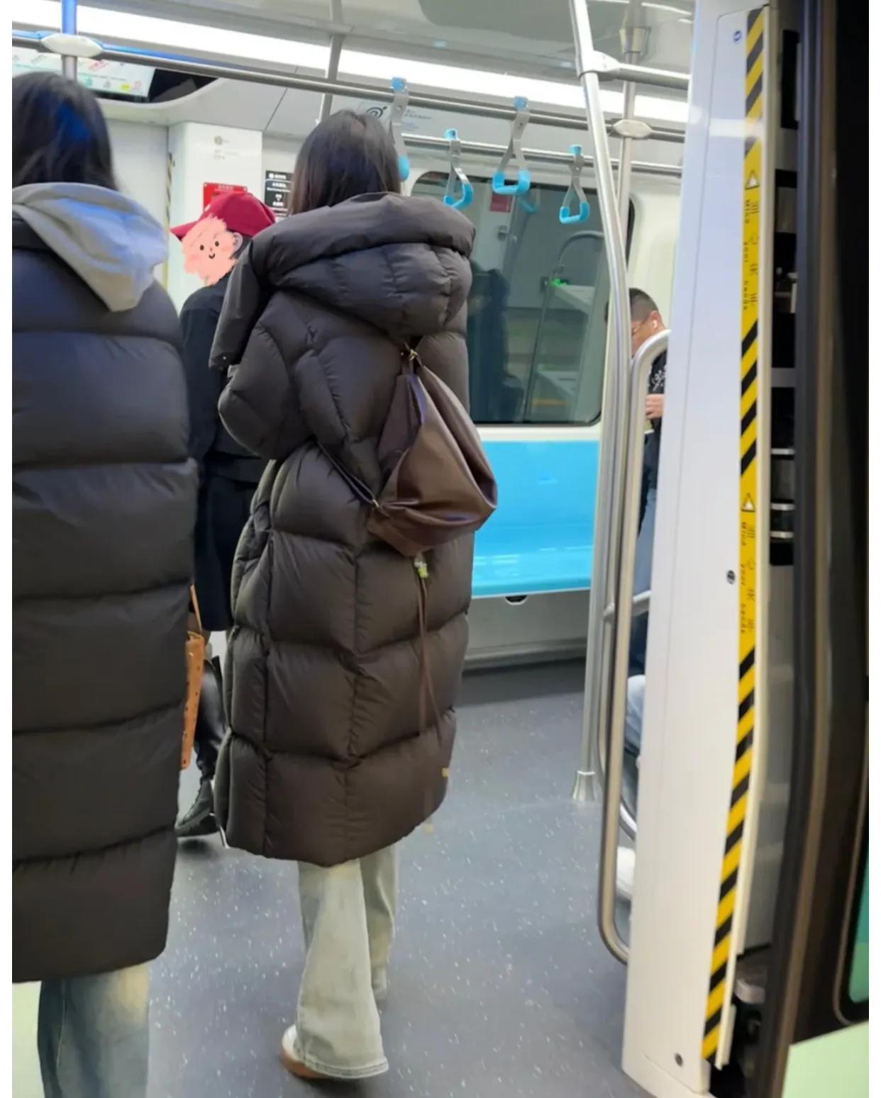 地铁站看见的，该不该去说。。。。

今日在地铁站候车之际，我有幸目睹了两位身着羽