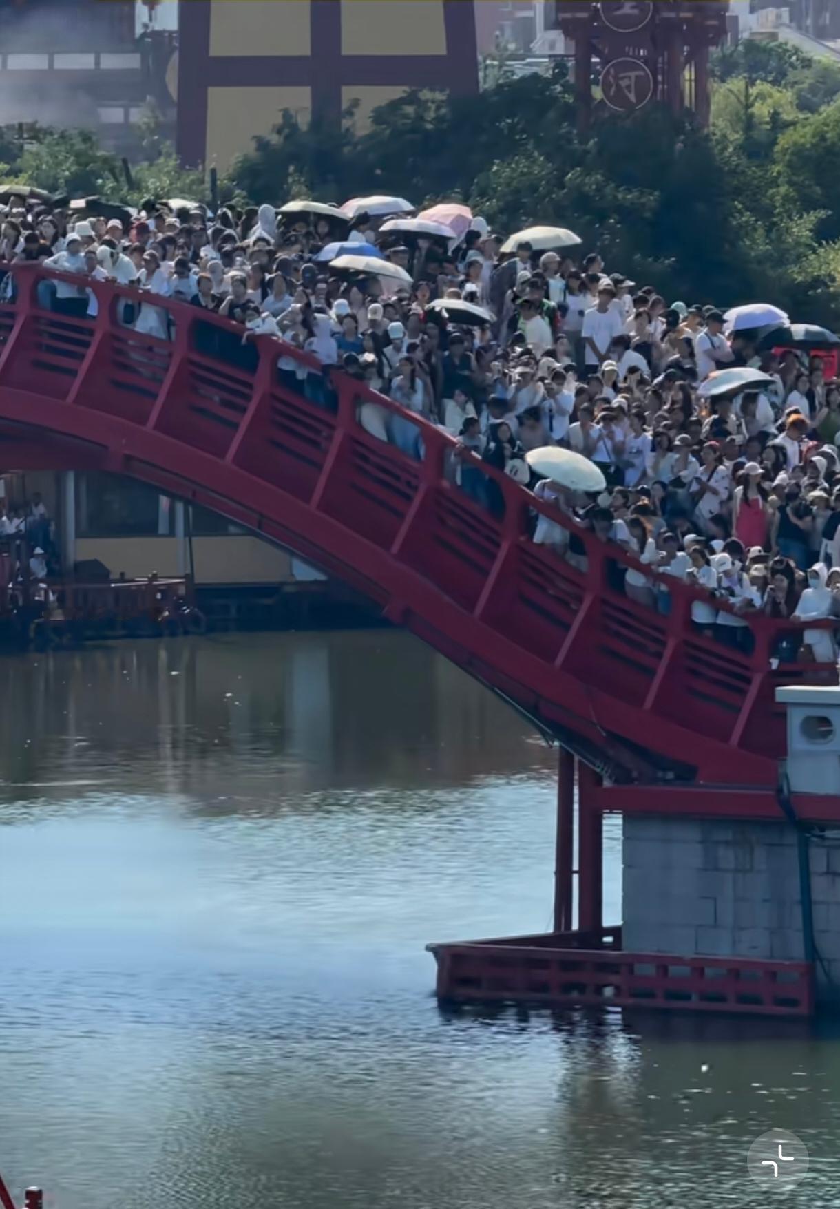 张择端  :我……我都无处下笔。每次一来明星就满员，清明上河图这桥检修过嘛。应该
