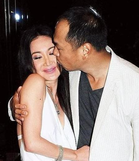 1997年，亿万富豪何祖光对温碧霞一见钟情了，朋友劝他，“你想清楚，她可拍过不少