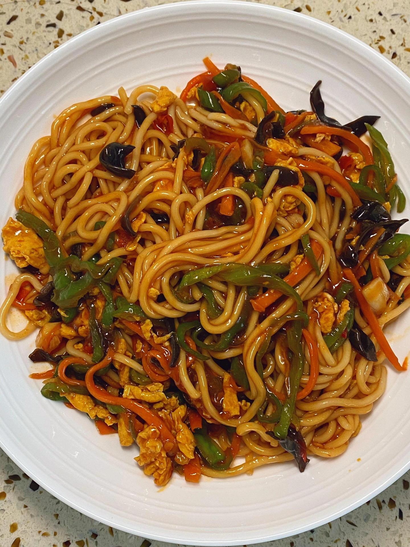 超好吃的炒面做法。真的超级超级好吃~
食材：胡萝卜、木耳、青椒、鸡蛋、面条
做法：
料汁：1⃣️两勺生抽、一勺醋、一勺蚝油、半勺糖、半勺老抽、一勺淀粉、半碗水搅匀！
2⃣️鸡蛋炒熟备用！
3⃣️下蒜末、半勺豆瓣酱炒出红油、放入青椒、胡萝卜、木耳翻炒、再倒入料汁 煮至浓稠！
4⃣️面条煮熟过一下凉水捞出、放上煮好的菜拌匀！