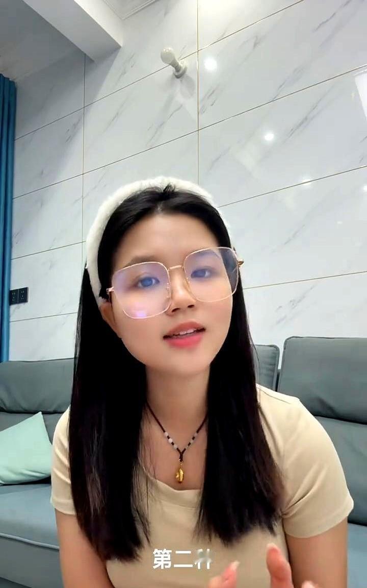 家里老婆刚发烧躺下，男人却一头钻进出租屋给情人送药。摆在桌上的体温计还没凉透，他