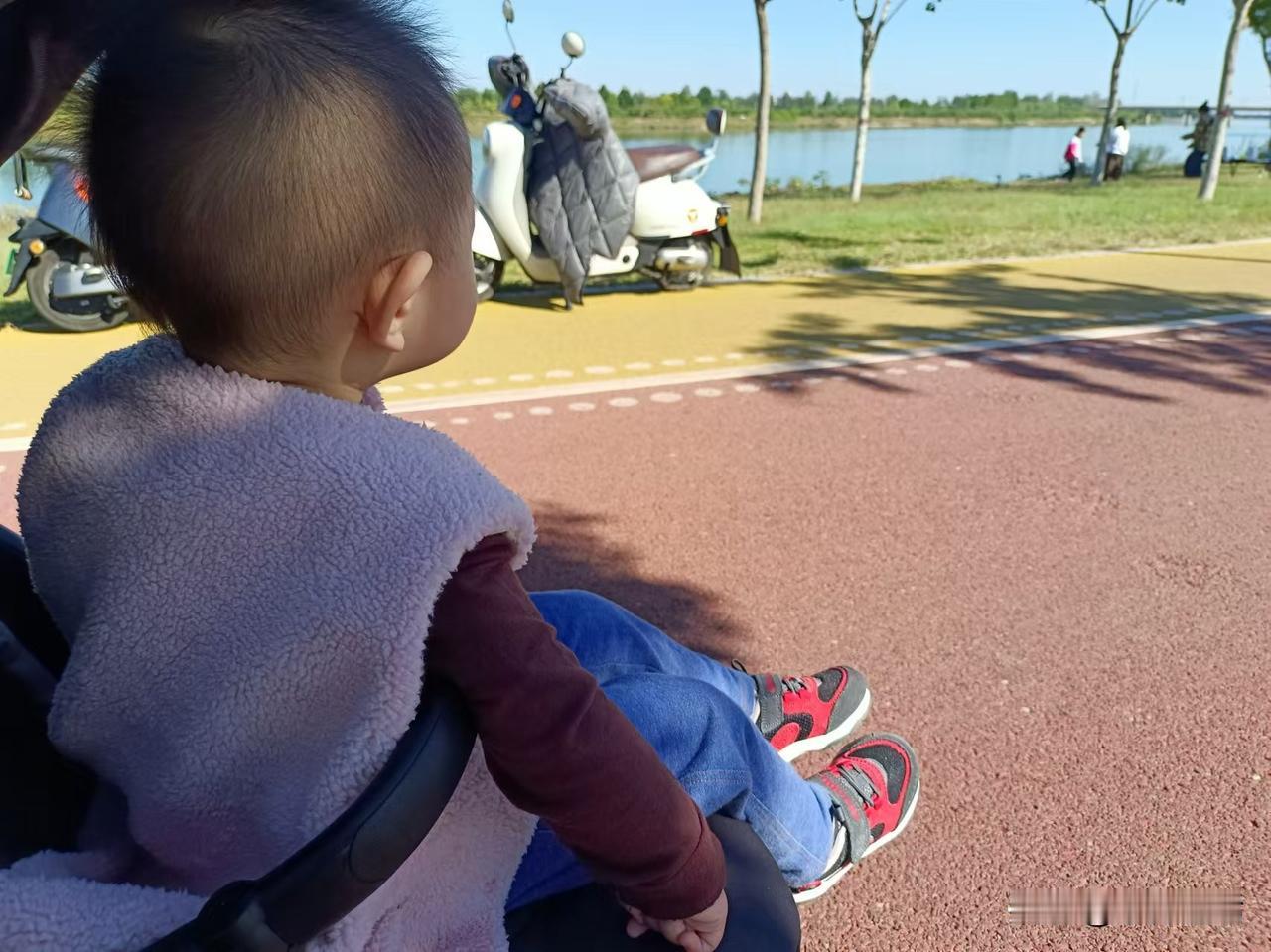 #秋日生活打卡季#婴儿笔记：从沉默到开口说话（下）
梁东方
婴儿是沉默的，一起出