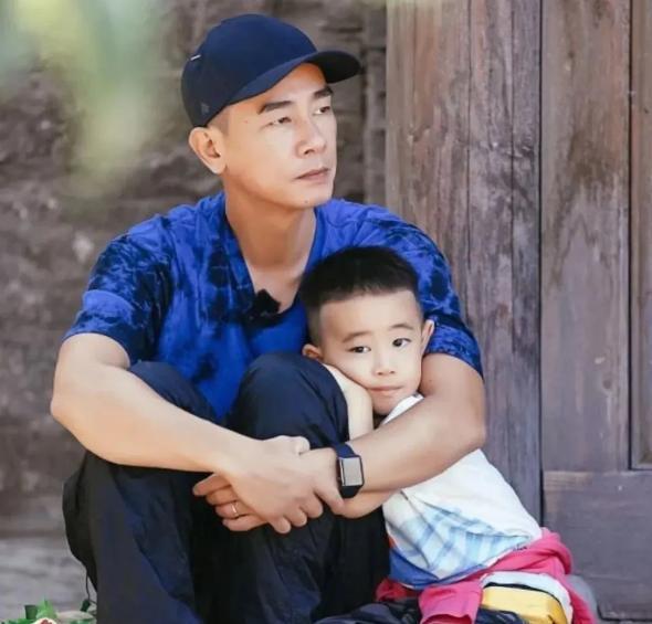 2018年，陈小春说，“小时候家里穷，吃不上饭，就把弟弟卖了3000块钱，”卖完