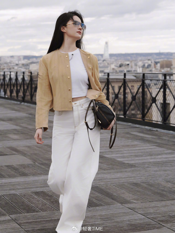 刘亦菲老钱风大片原来又美又飒的最高级，是“看起来毫不费力”🍂 这小腰，扭到谁心