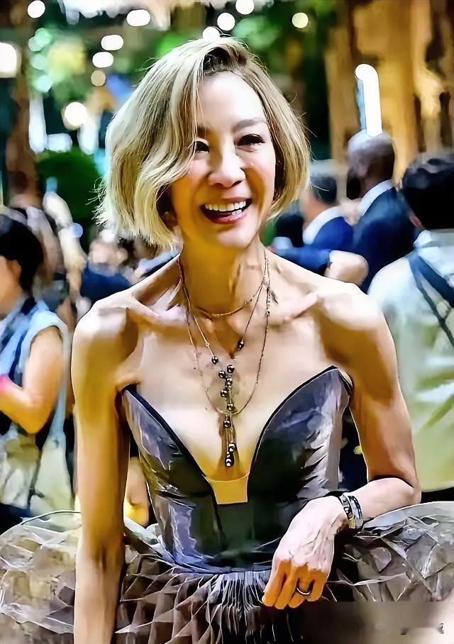 杨紫琼客串一部电影，片酬200万美元。跟白人一线男星一个价。 
而90年前，黄柳