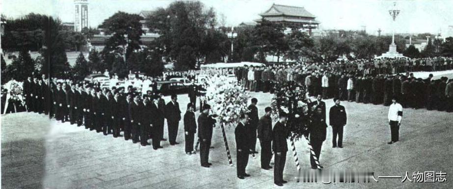 1976年9月在北京的各国朋友、外交使节以及留学生、实习生同首都各界群众一起，来