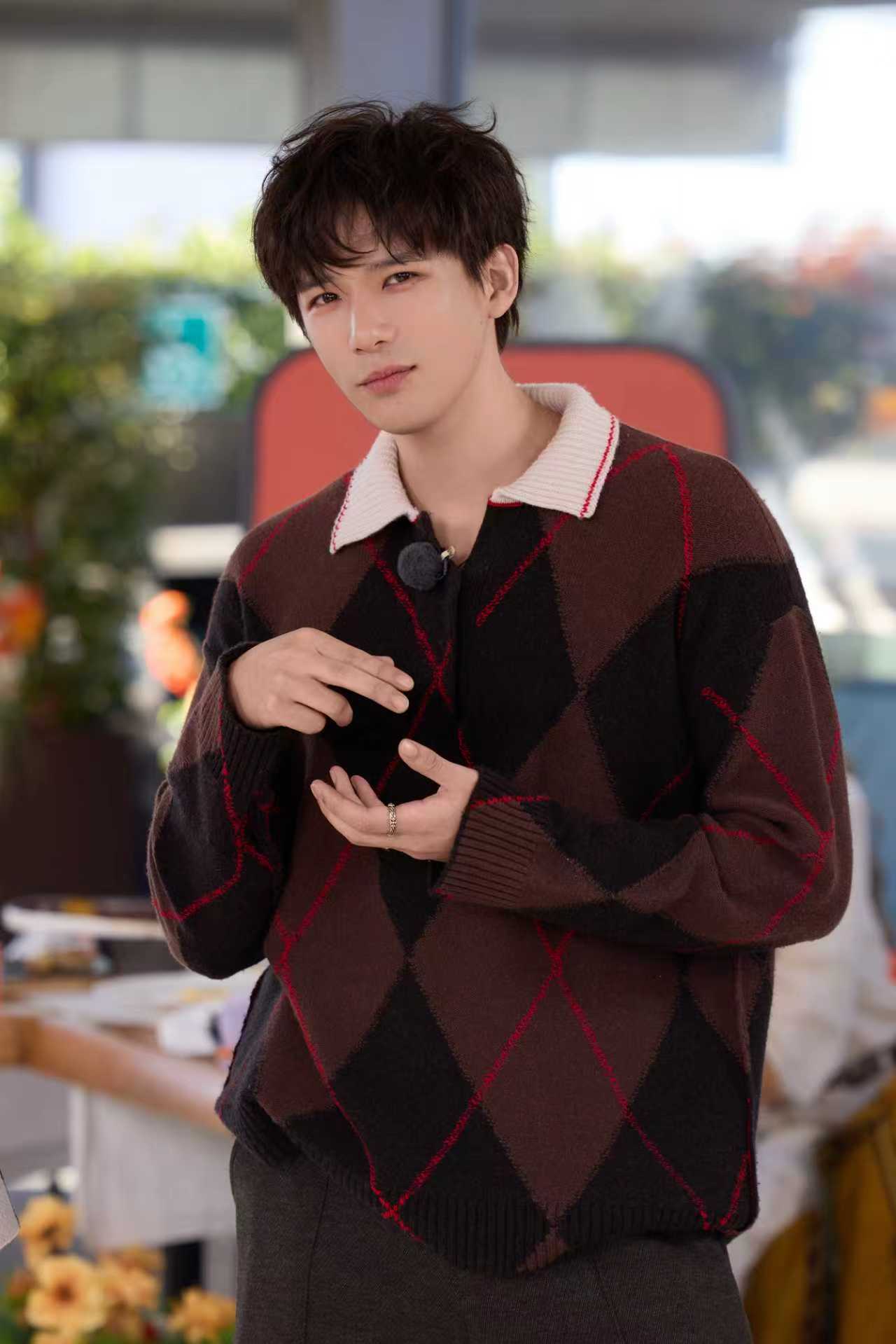 王安宇《现在就出发》最新剧照来啦！复古格纹毛衣造型好帅呀，期待安宇在节目中的精彩