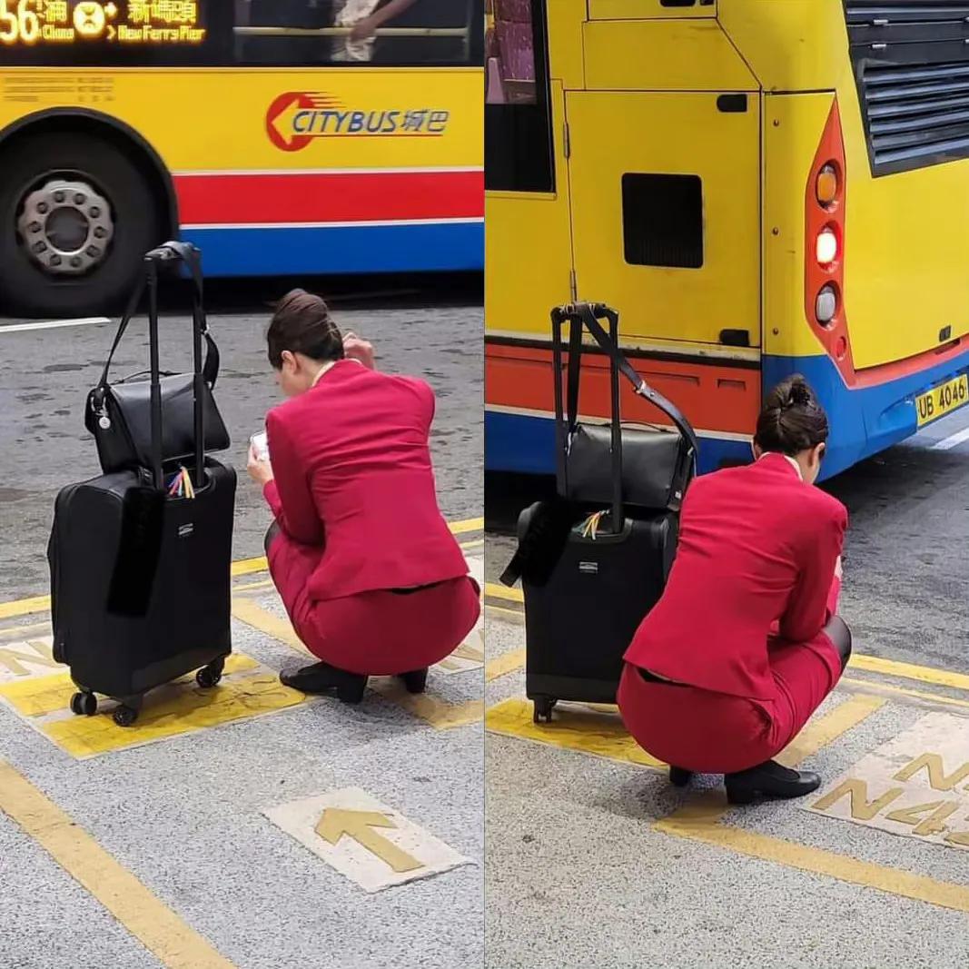 一位国泰空姐估计太累了，蹲着等巴士，没想到被路人拍摄成热议。

有人说空姐不应该