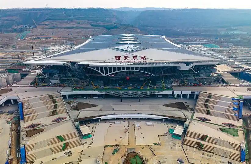 上周刚去西安东站接人，亲测交通接驳真的比想象中省心太多。
出站跟着指示牌走，慢悠