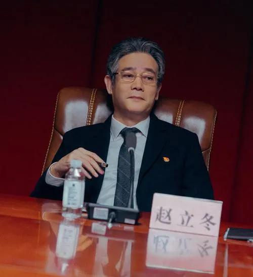 狂飙中的赵立冬作为京海的市长，论级别跟人民的名义里的丁义珍一样，都是正厅，也因此