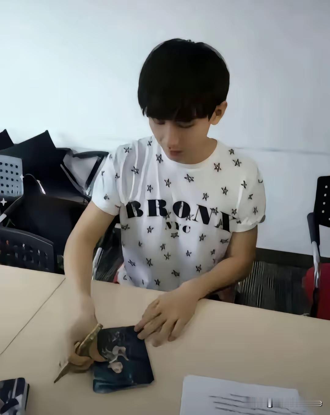 成毅尚未出圈之时
模样十分阳光
长相和现在也相差无几
面对部分黑粉称他整容的言论