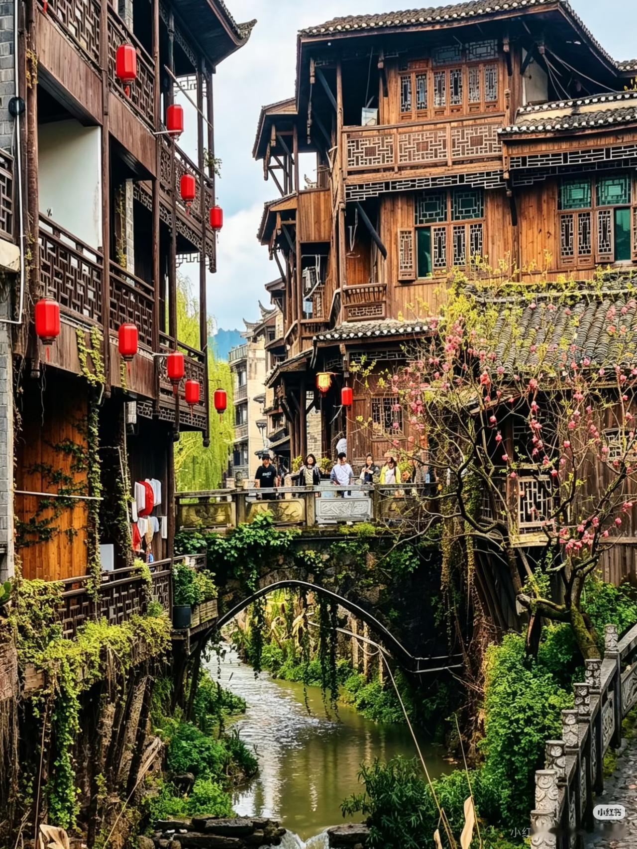 因为一本书，去了一座城

小时候看过一本连环画版的中国名著集，里面就有沈从文的《