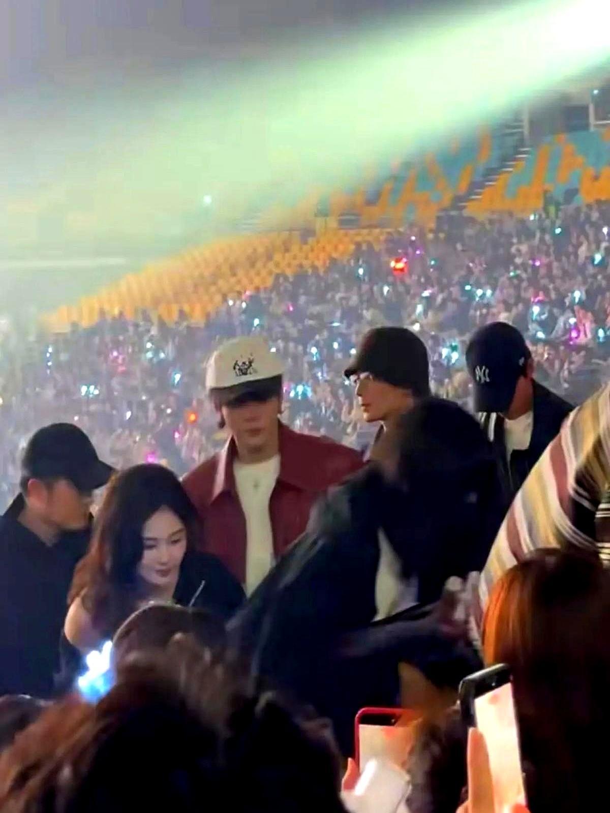 白鹿曾舜晞频同框 为啥次次都是集体局？
 
大年初三他们拉着陈鹤一梁永棋飞首尔，