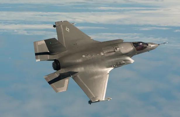 据CNN援引消息人士报道，一架美国F-35隐形战斗机在伊朗上空执行作战任务时，疑