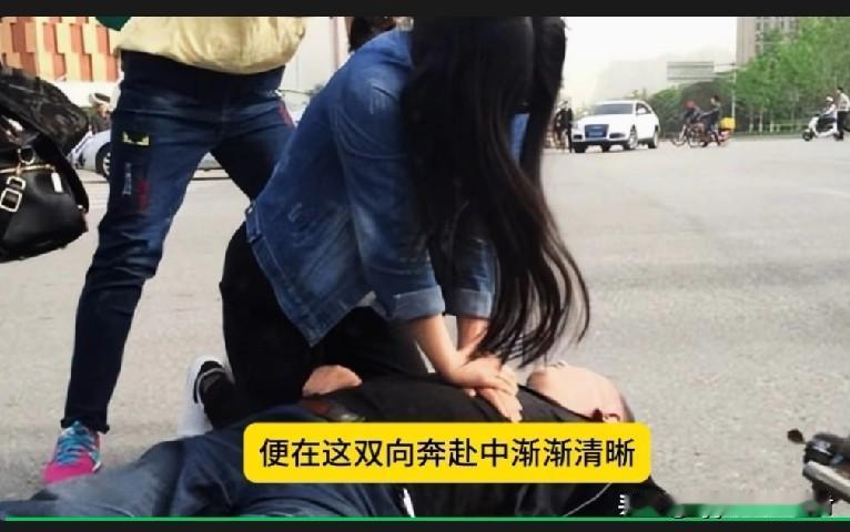 西安一家人，系着孝带子寻人！这个视频，被传到网上后引起非常大的反响，咋回事？
