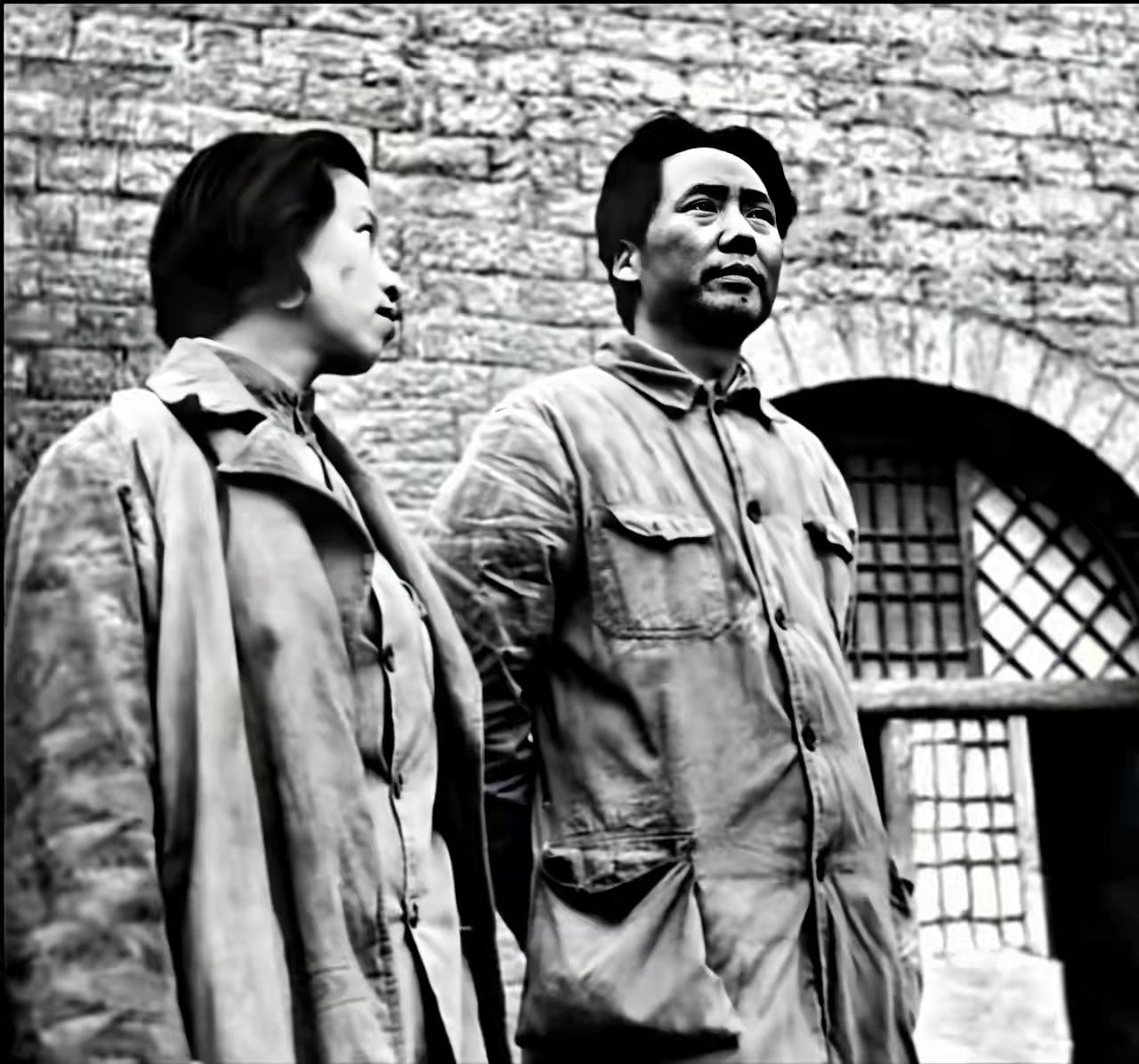 《水调歌头·咏毛主席》
湘水出真龙，挥手上井冈。
唤起工农百万，星火燎原荒。
脚