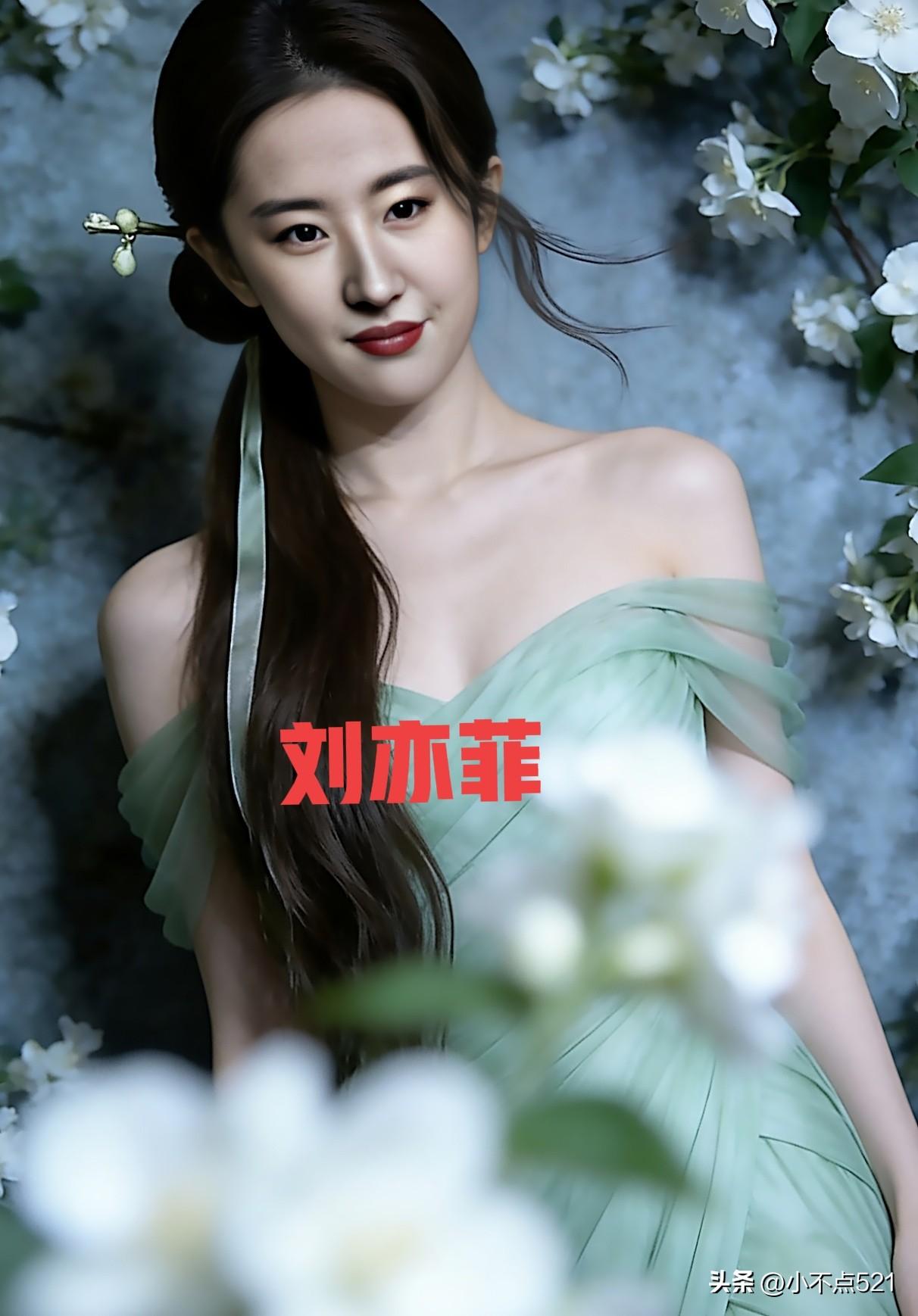 刘亦菲这造型也太美了！[比心]浅绿色抹胸裙在灯光下闪得我移不开眼，卷发温柔又带点