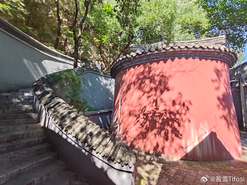 山西有铁仏寺，四川有木门寺，北京有铁瓦寺。因正殿屋顶满铺铁瓦而得名，共458块，