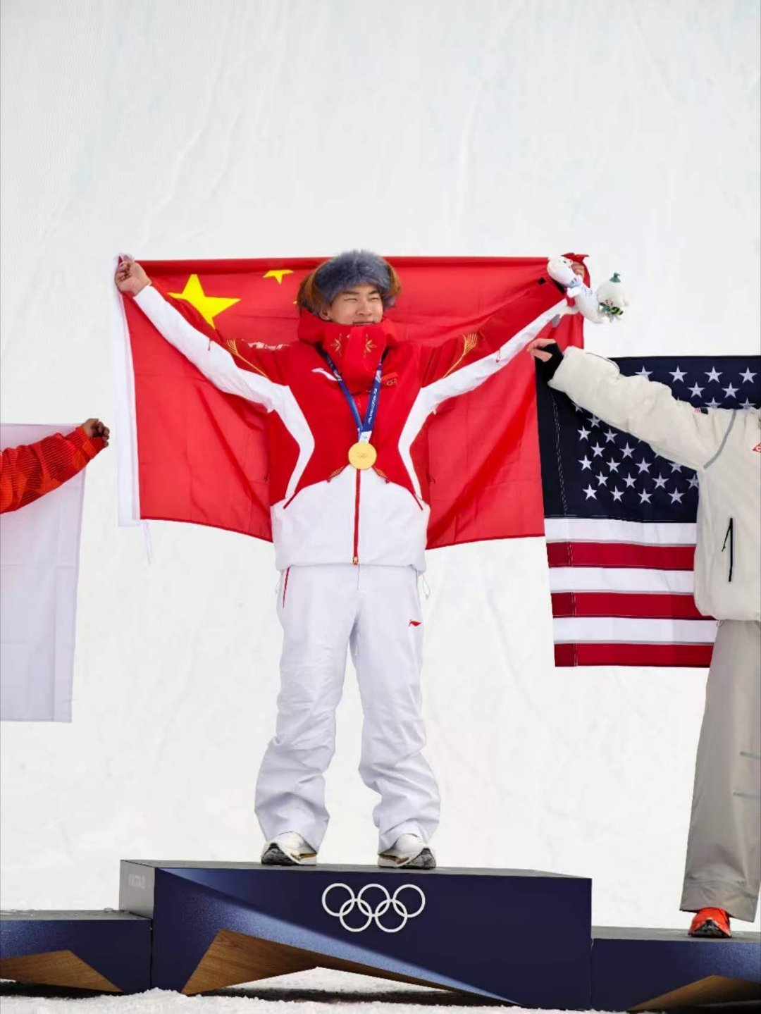 苏翊鸣单板滑雪坡障技巧决赛苏翊鸣金牌冬奥会此刻皆不凡 苏翊鸣站上领奖台(体坛前方