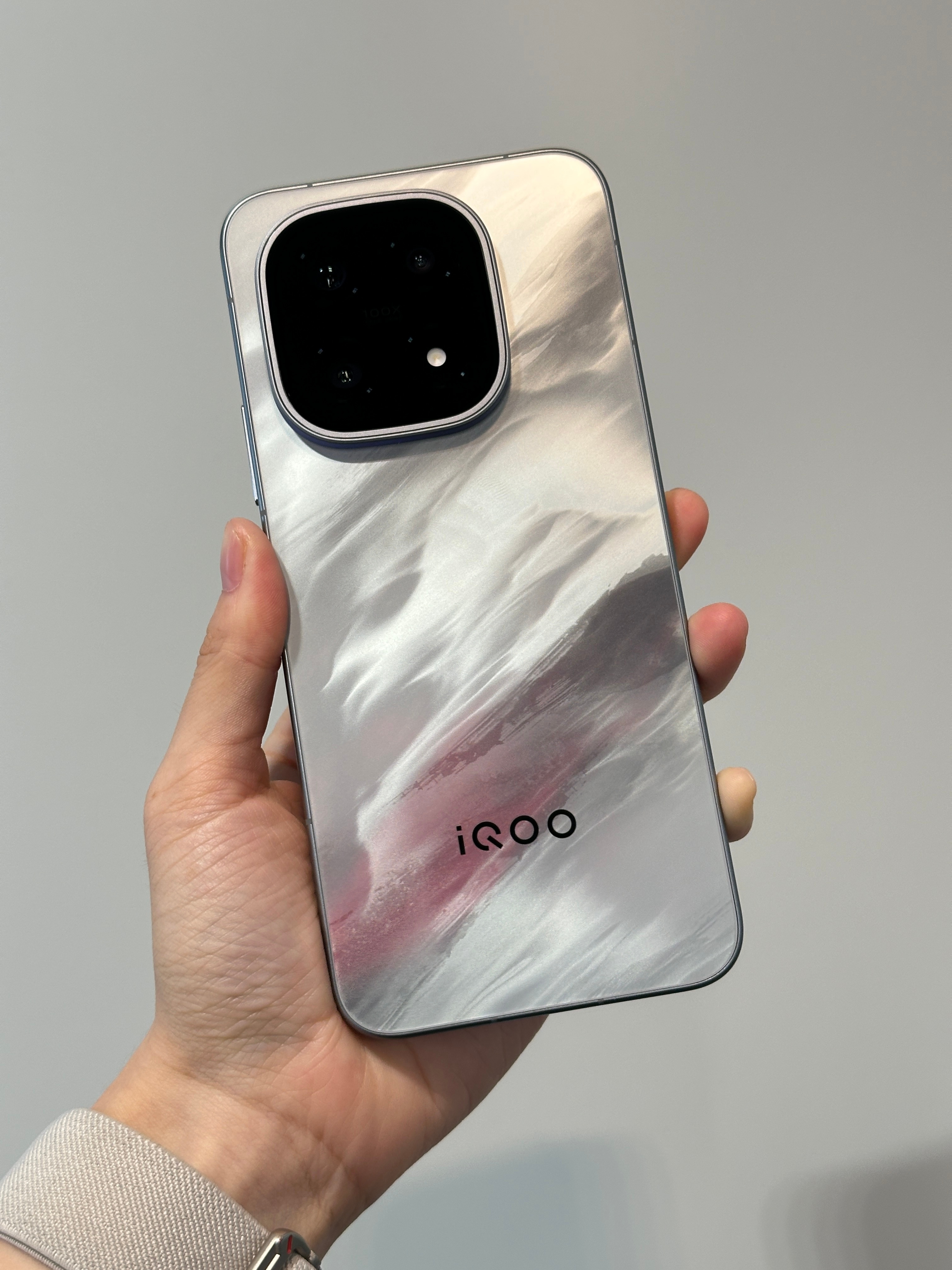 iQOO15真机实拍[有票了]三个颜色：凌云 传奇版 赛道版pick哪个颜色？新