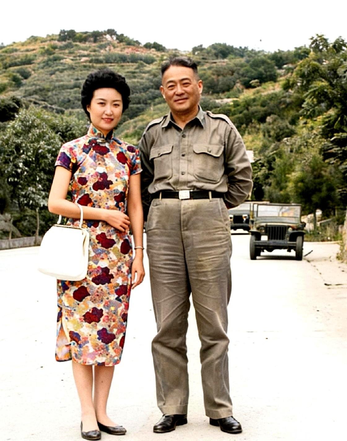 很多人都知道庾澄庆，但没人知道他的母亲张正芬，一张船票，隔开了一辈子。


19