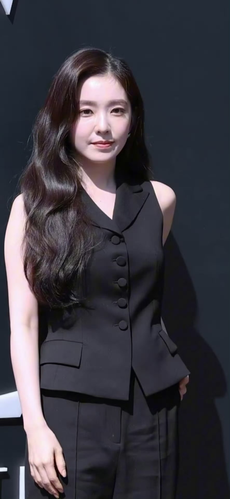 裴珠泫All black职业装👠什么叫“熟女魅力”？就是她什么都不用做，站在那