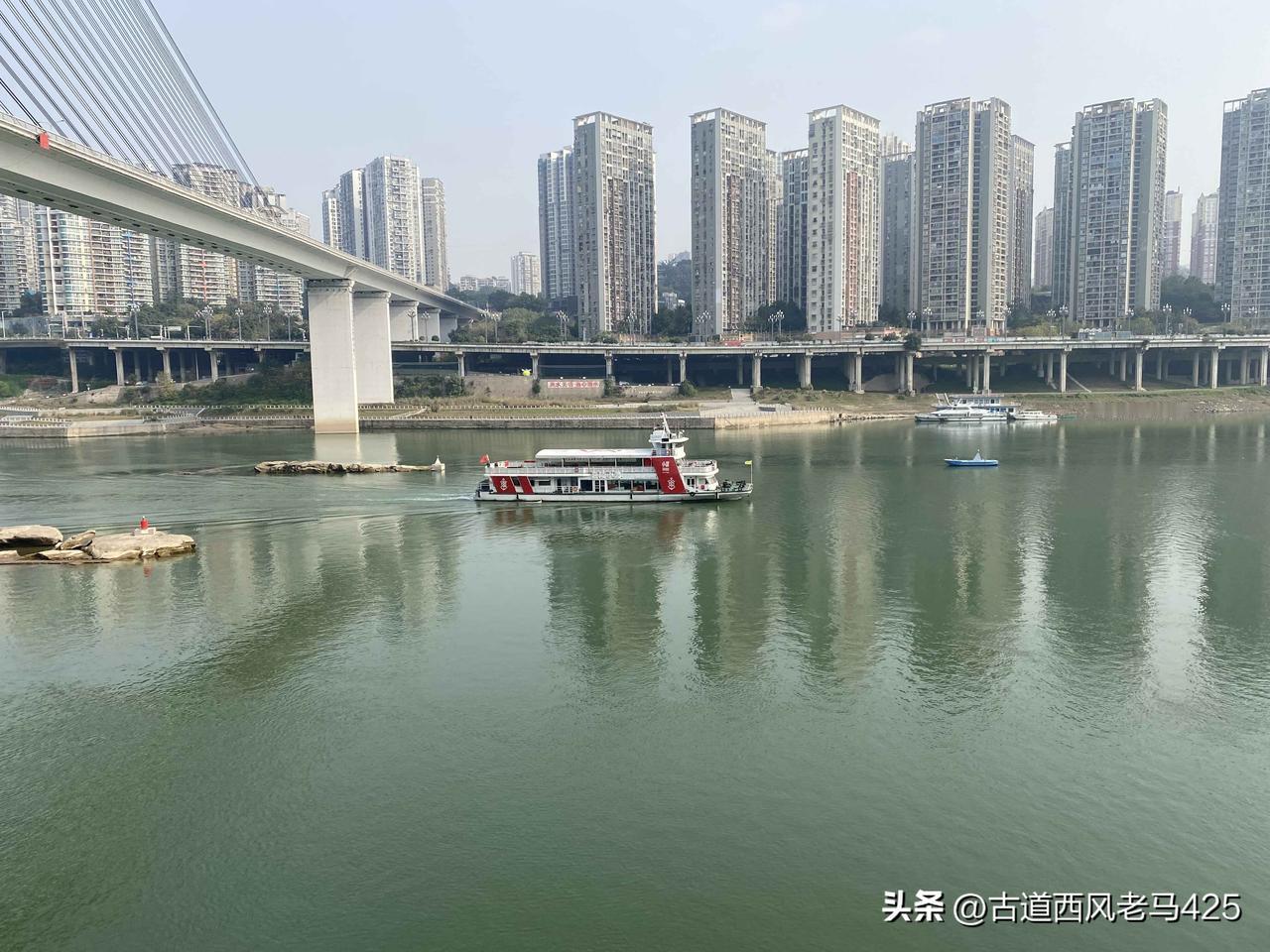 经历凄风冷雨，
今天阳光重回山城。
有阳光的日子，
真好！

嘉陵江水碧绿，
岸