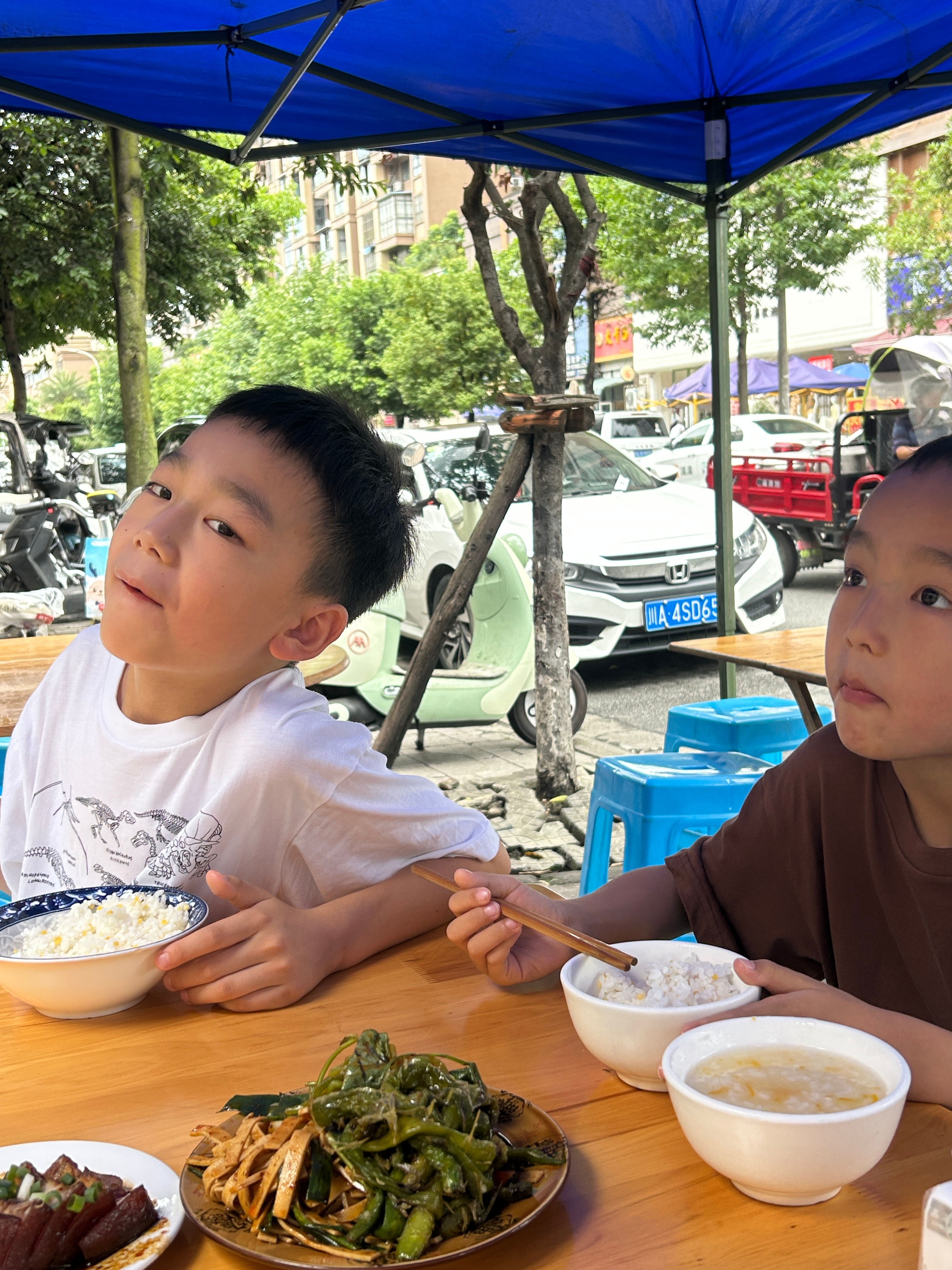 谁家小孩出门啥也不想吃，就想吃家常菜的。来早了人家荤菜还没炒出来…边吃边等中😂