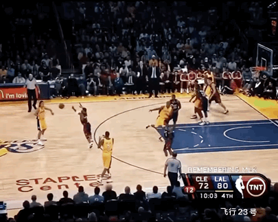 詹姆斯与科比的技术差别在哪里？
下面是两人对决的一场比赛进行分析下！
首先来看科