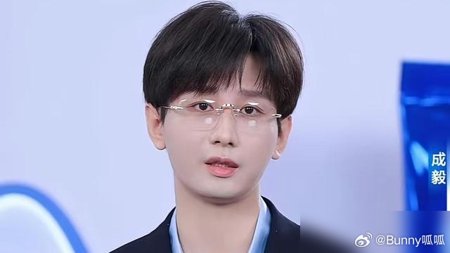 别再拿变了去心疼成毅，那是你根本不懂顶流进化的真相。  翻看早年《一年级》那会儿