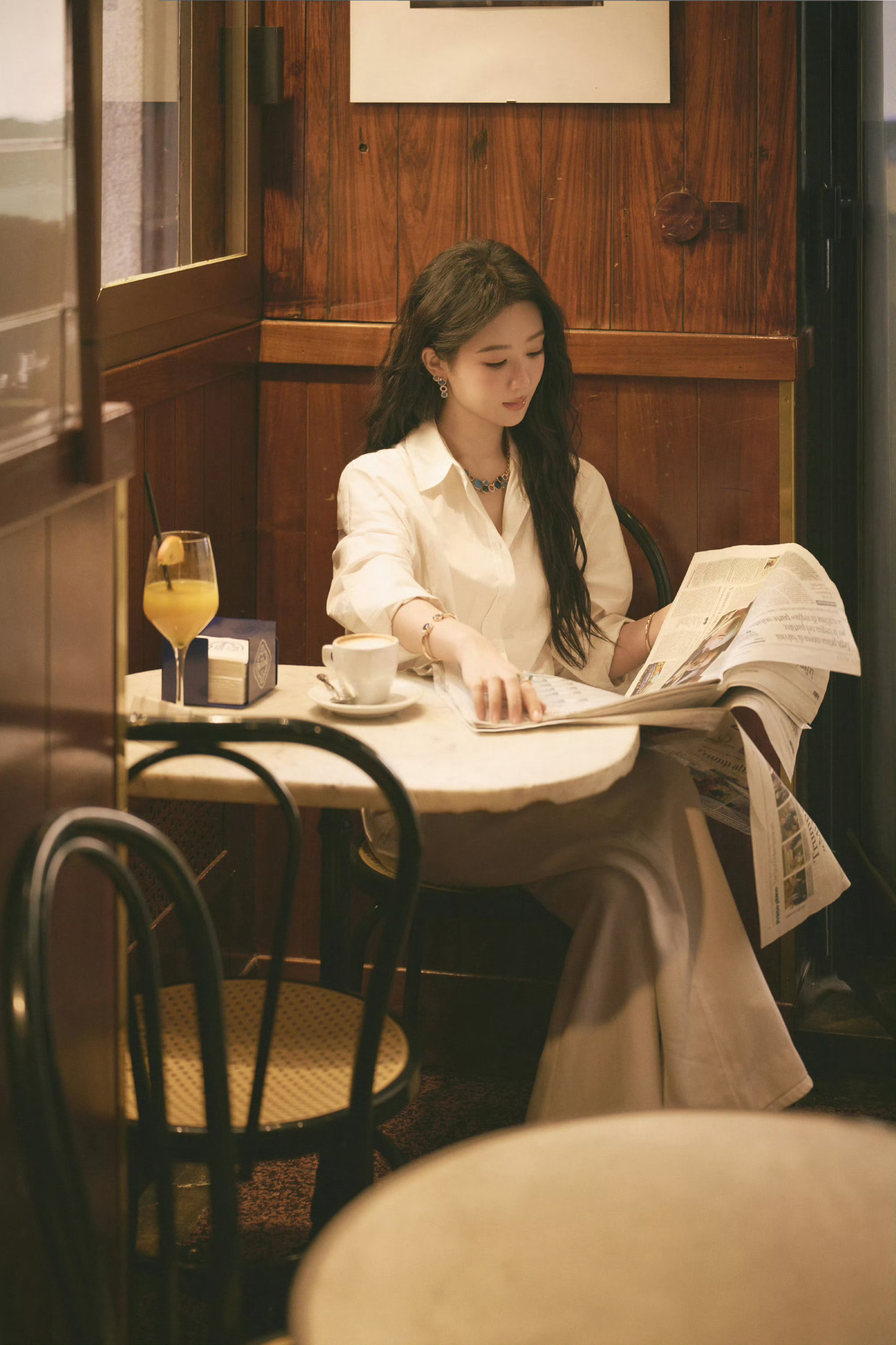 杨紫静坐一隅杨紫高智熟女感 工作室分享杨紫一组新片，一身白色套装在街角的咖啡店喝