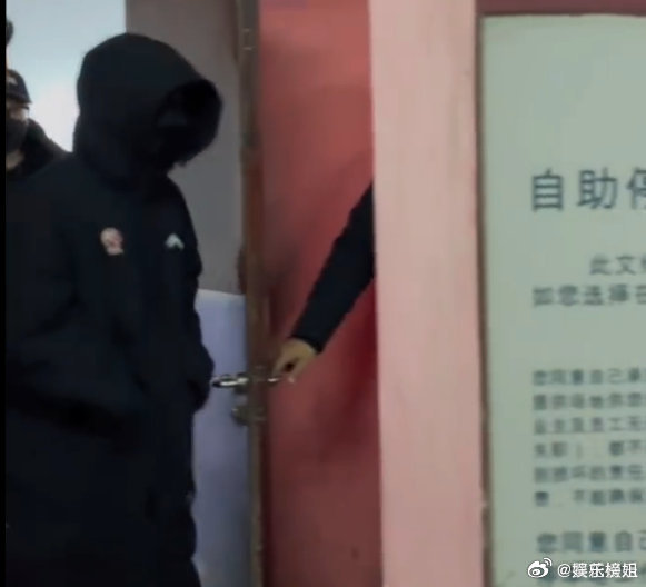 肖战天冷就变豌豆射手，估计接下来的几个月通勤装都是这样子，注意保暖，新剧小城良方