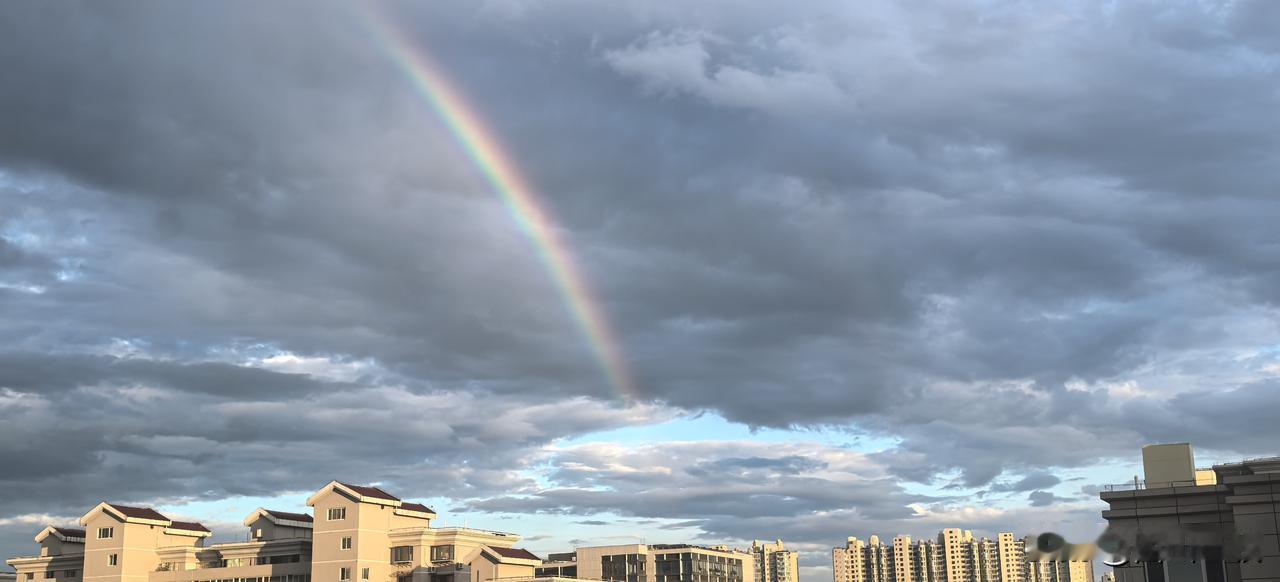 东边日出西边雨，满是乌云也有晴