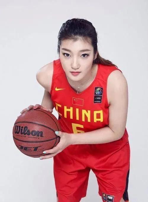 说实话，大家喜欢李梦吗？因为她的球术实在令人敬配，但为什么男教练把她挡在门外？欢