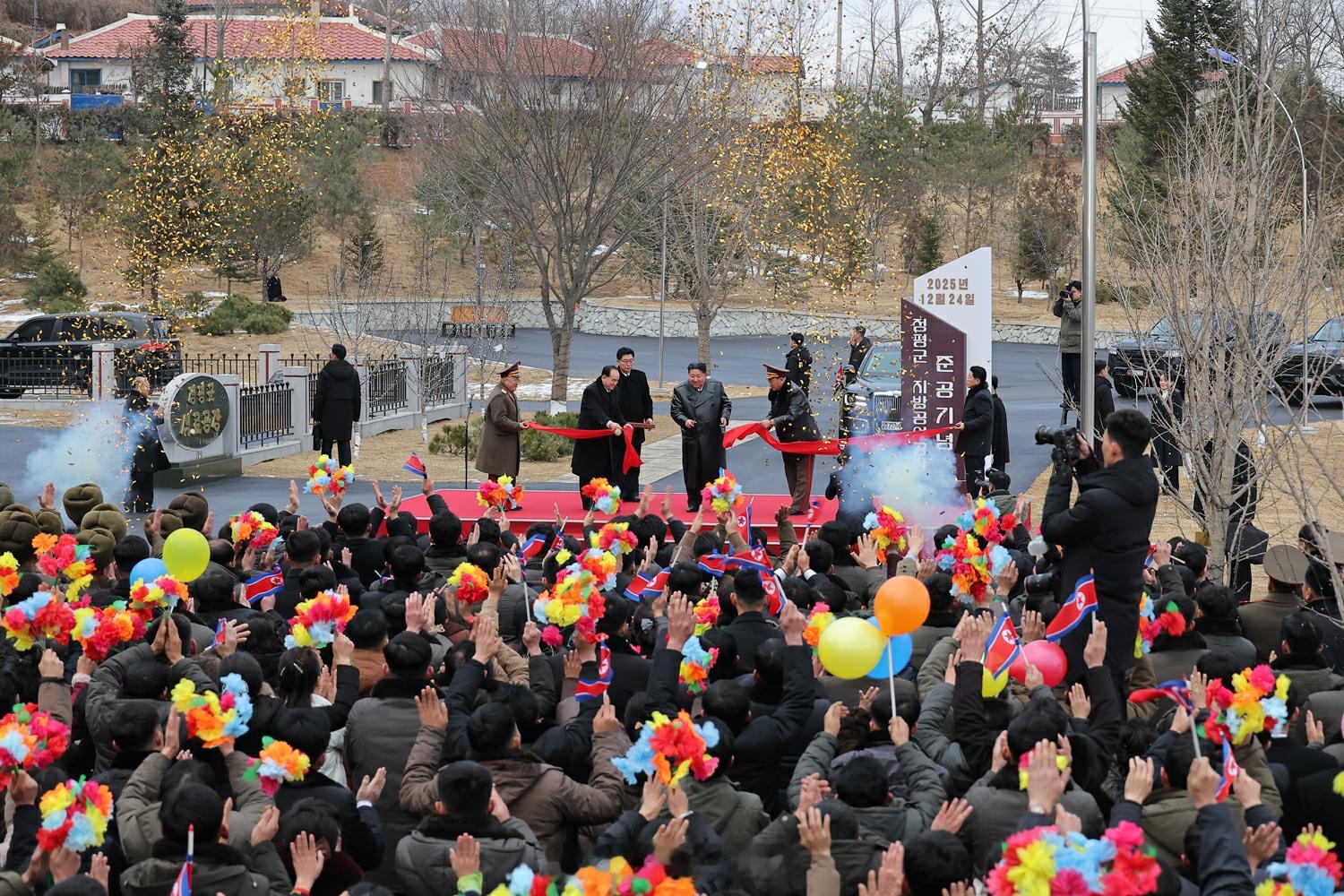 金正恩同志出席定平郡食品厂竣工仪式，车间现场试吃后要求工作人员对产品细节进行改进