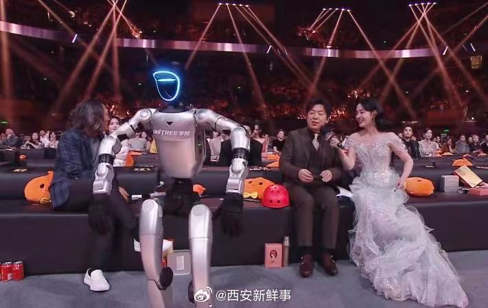 【宇树科技机器人跳黄渤经典舞蹈】黄渤宇树机器人一起跳舞2月5日晚，微博之夜直播进