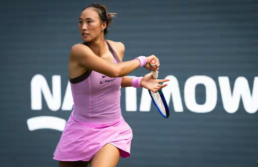 郑钦文终于赢了！
6月22号巴特洪堡WTA500首轮，拿着外卡上场的郑钦文拼了三