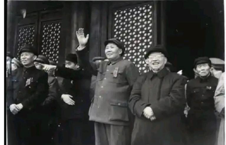 这是1950年“劳动节”这天，毛主席等党和国家领导人站在天安门城楼上，向成千上万
