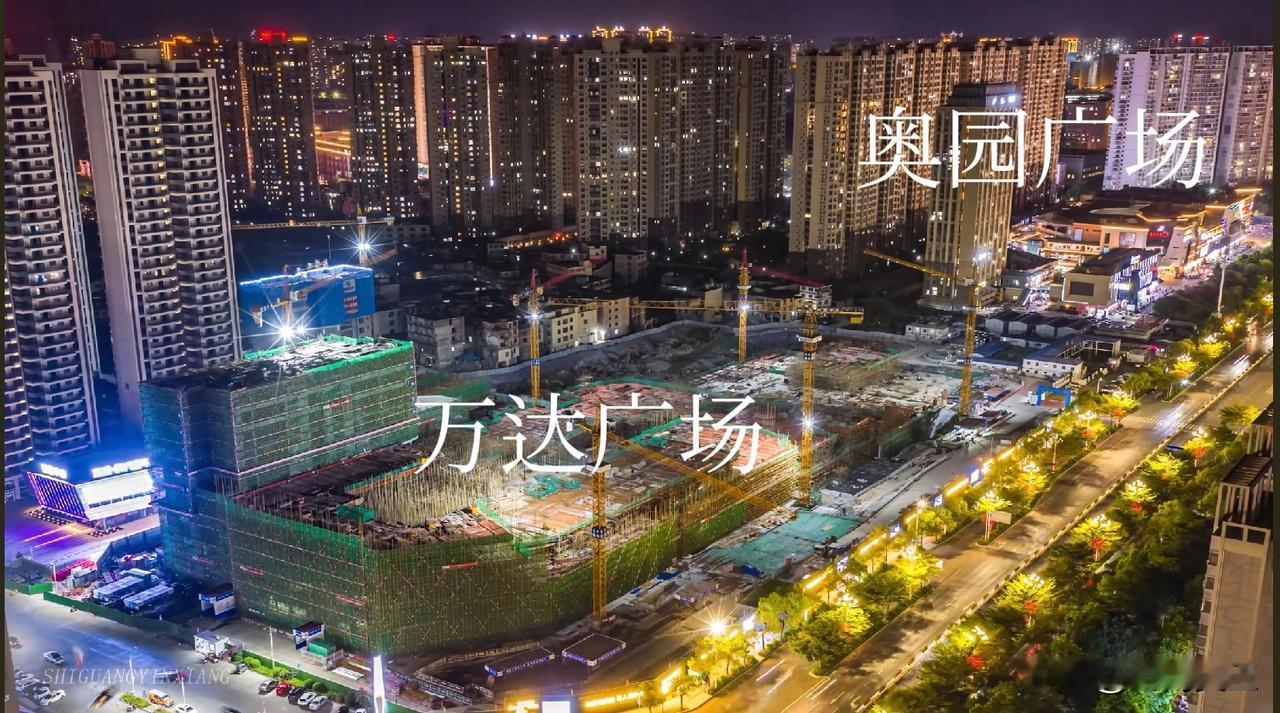 玉林的这两个广场紧领在一起。鹿死谁手？

两个大型广场在一起，竞争激烈，到底谁能