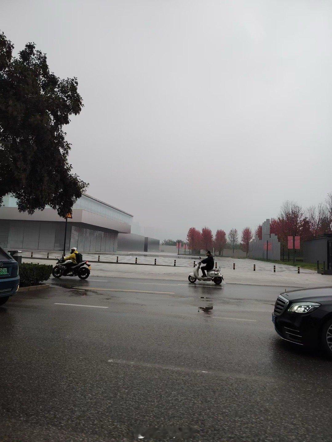 早安[超话]  烟雨长安，不是江南胜似江南，早[心] ​​​