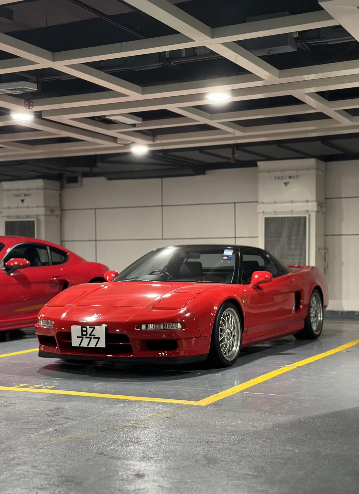 明亮的室内灯光照映着这台NSX细节的美。本田 Honda NSX NA1 2-door coupe（1991年）动力方面搭载3.0L Honda C30A V6自然吸气发动机以及5速手动变速箱