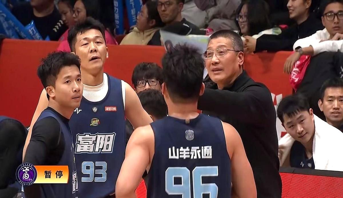 富阳球迷的心，怕是提到嗓子眼了。

跟宁波队硬生生干到双加时！最后还是输了。
