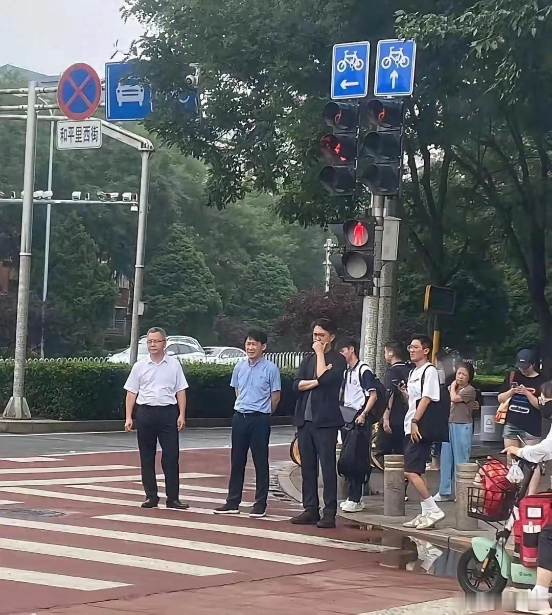 靳东这天儿热得要命，他居然还穿那么讲究 ​​​