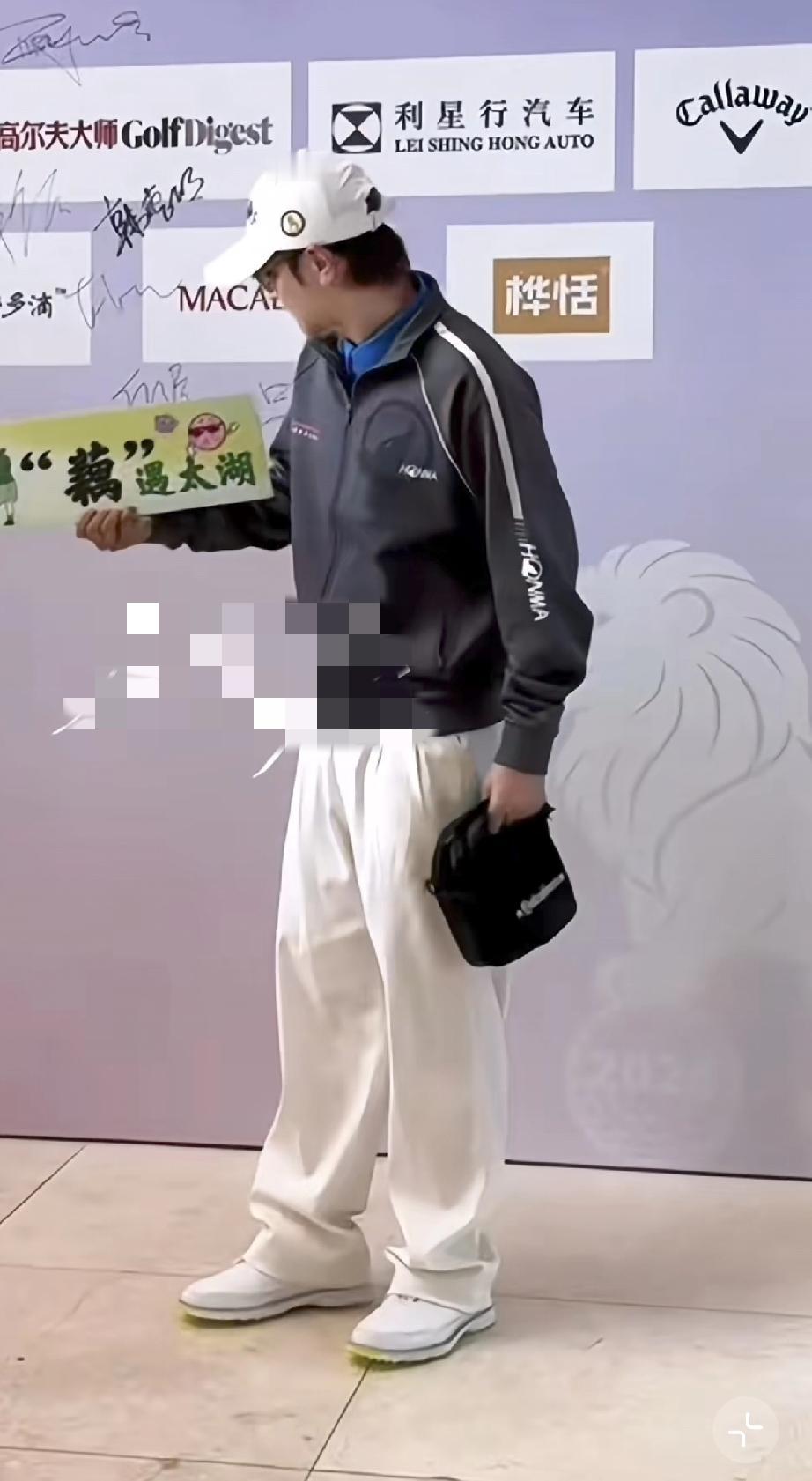 4月16日，罗志祥现身苏州太湖参加“墅博士”杯霞光全明星高尔夫友公益友谊赛，比平