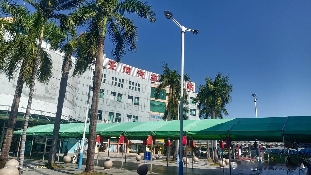 这座很有历史感的车站为广州周边旅客提供了便利，目前虽为淡季，但出行的人还是很多，