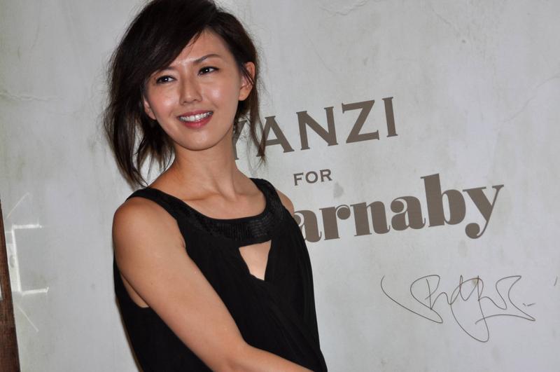 最近日本冰壶选手吉村纱也香火了，就因为她撞脸孙燕姿。从2025年世锦赛到2026