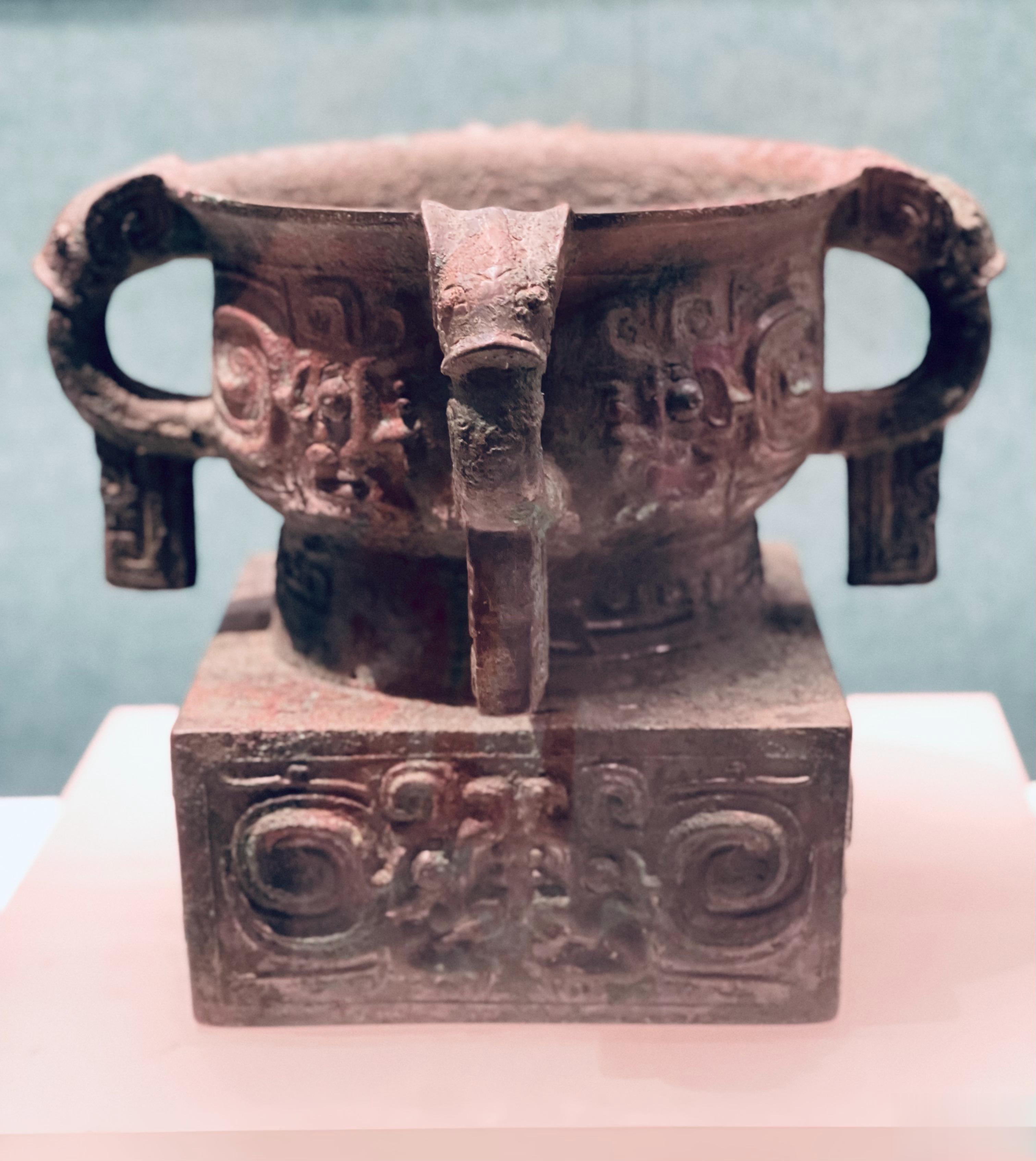 国博在新疆馆办了展览：吉金铸史——青铜器里的古代中国。好多国博的青铜器去出差啦。