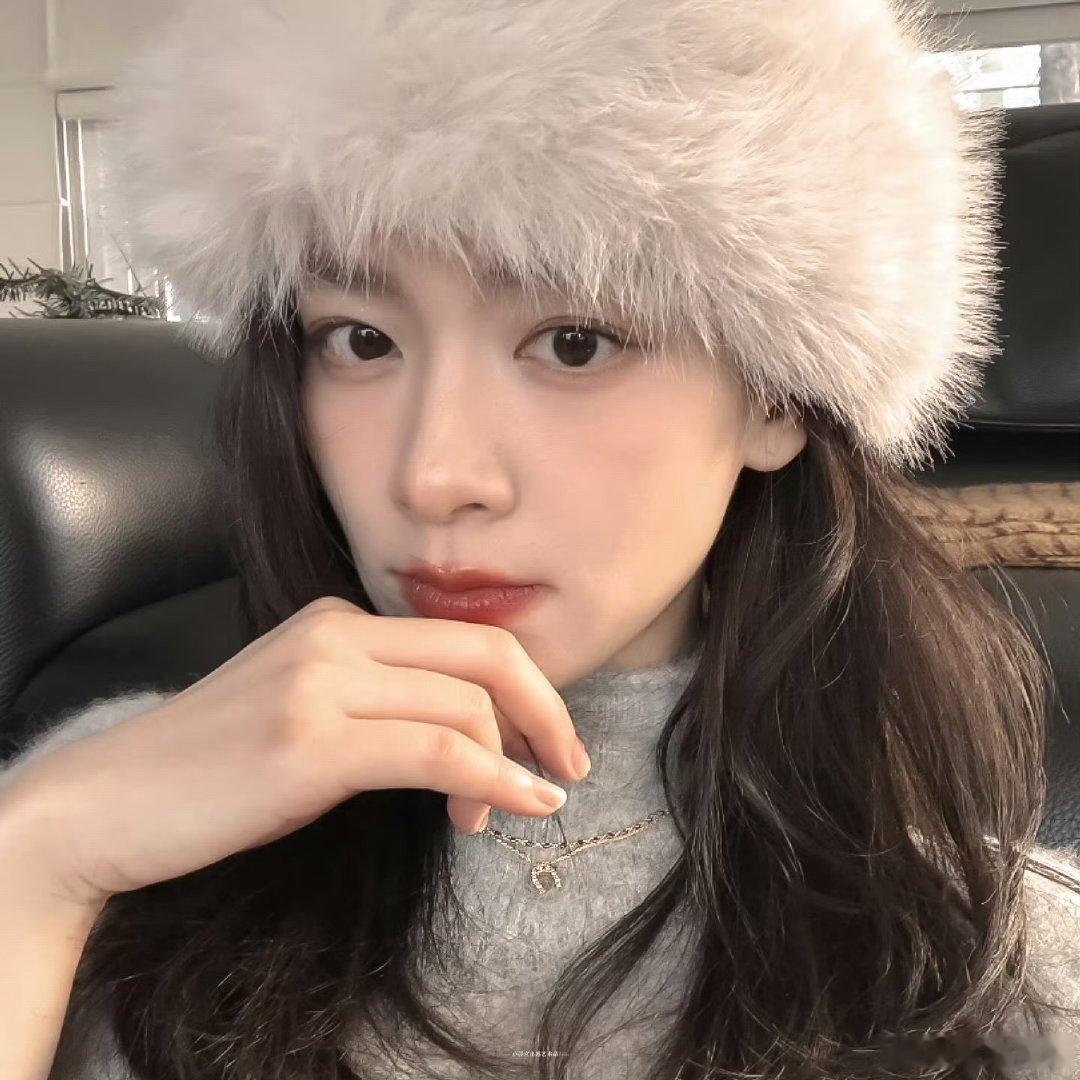 陈昊宇可塑性 光影下的陈昊宇捕捉一束柔光，定格静谧瞬间。陈昊宇在光影之中舒展情绪