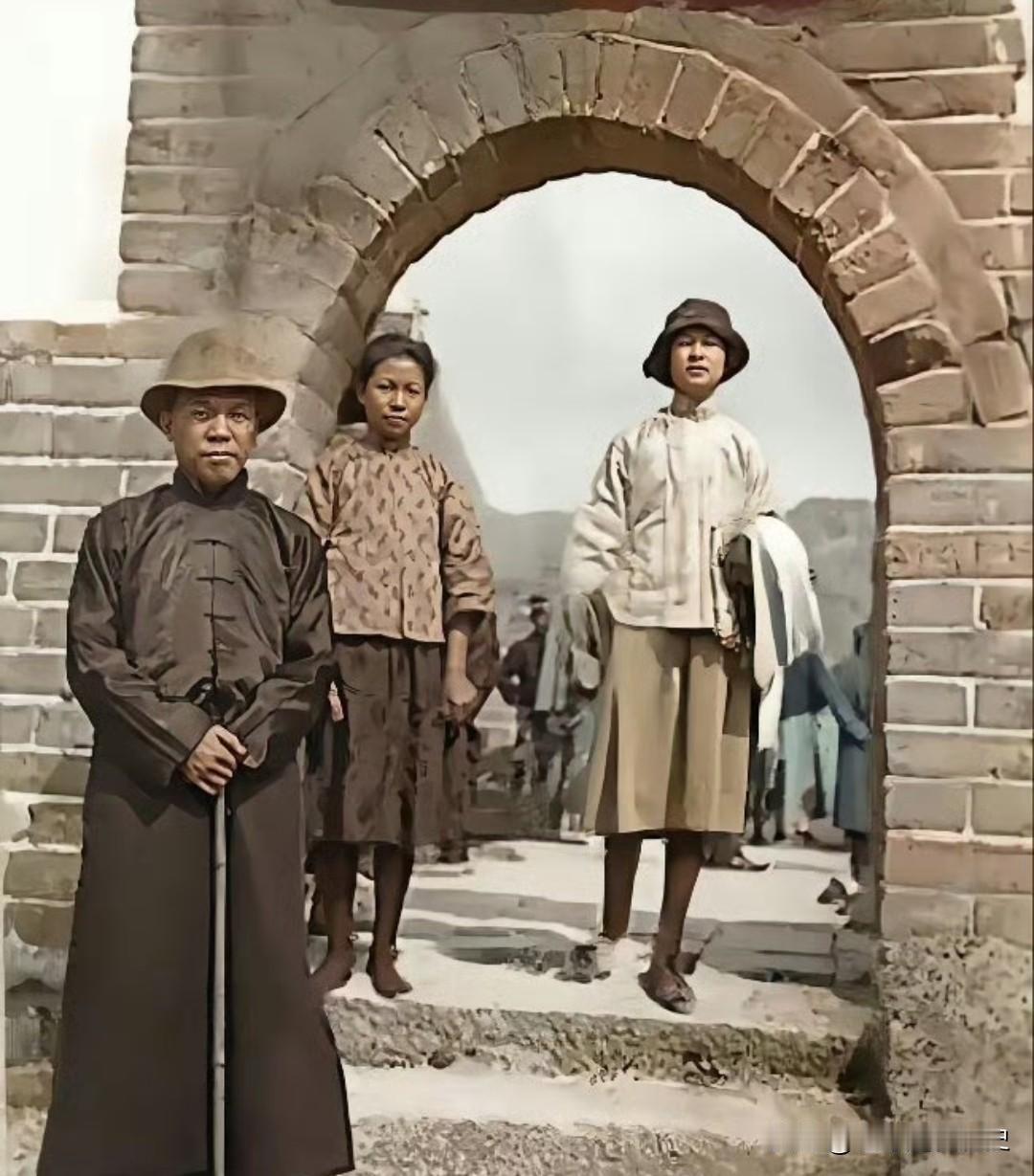 这张老照片，定格了1924年梁启超携女儿林徽因、梁思庄登上长城的珍贵时刻。
画面